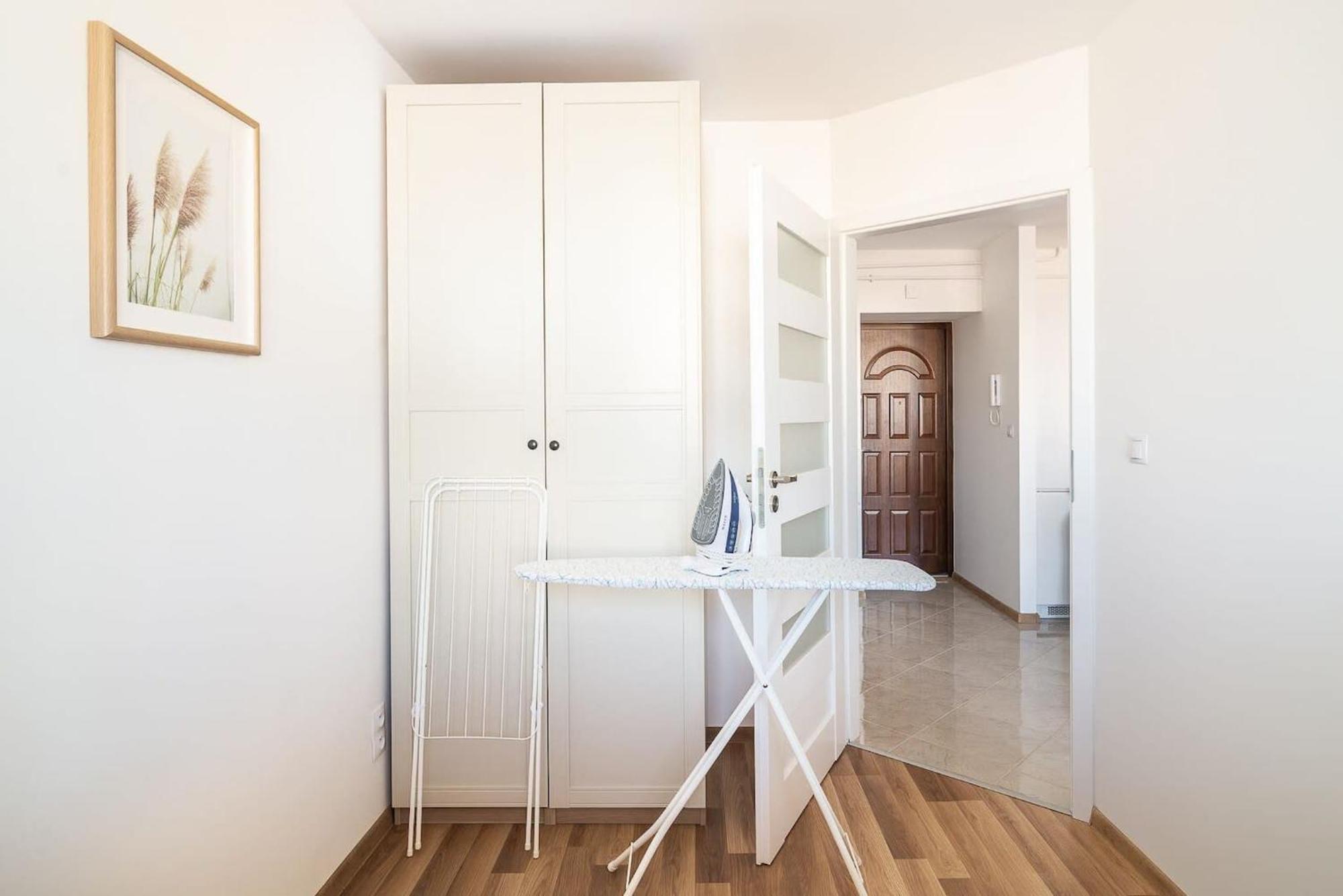 Navy Aesthetic Apartment With Balcony By Noclegi Renters Varšava Exteriér fotografie
