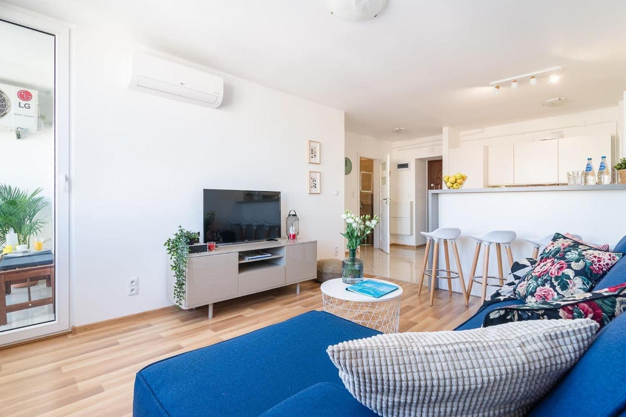 Navy Aesthetic Apartment With Balcony By Noclegi Renters Varšava Exteriér fotografie