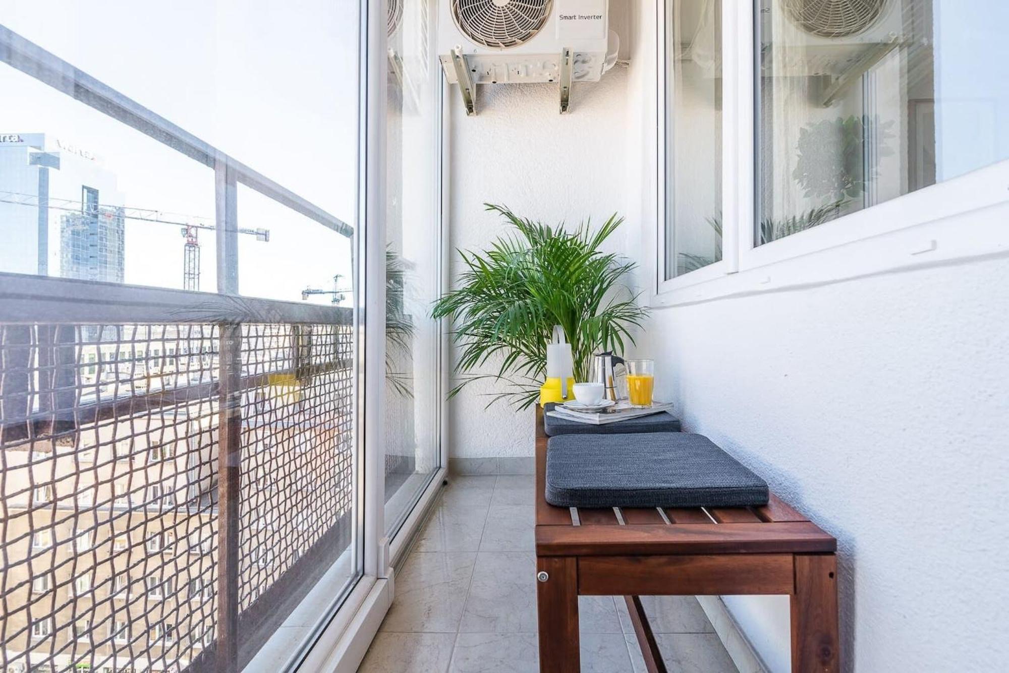 Navy Aesthetic Apartment With Balcony By Noclegi Renters Varšava Exteriér fotografie